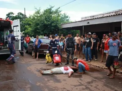 Homem agride ex-mulher com cabo de enxada