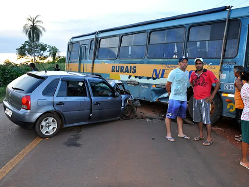 Acidente entre carro e ônibus deixa duas pessoas feridas na MS-276