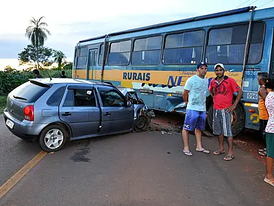 Acidente entre carro e ônibus deixa duas pessoas feridas na MS-276