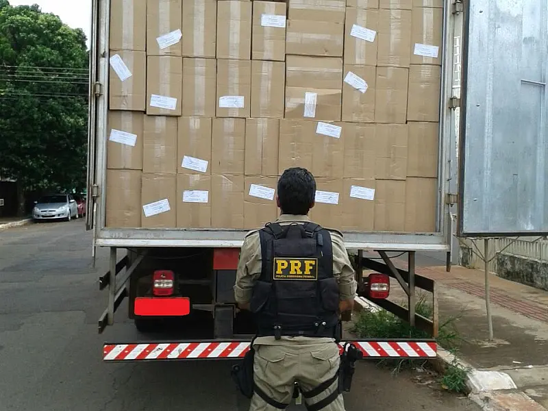 PRF apreende contrabando de cigarros e 30 tabletes de maconha