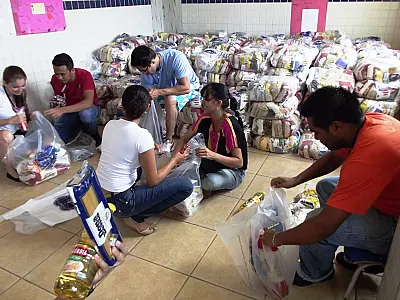 Instituição entrega 2 mil cestas de alimentos para famílias de baixa renda