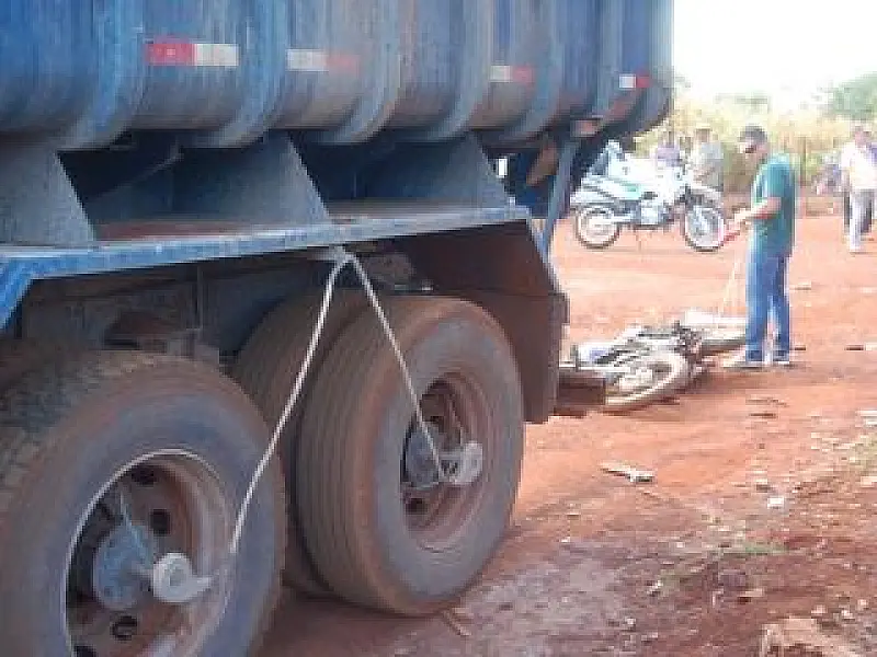 Jovem morre em acidente com caminhão e moto em Itaporã