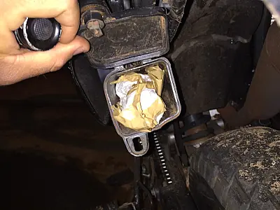 Policiais aprendem cocaína em motocicleta