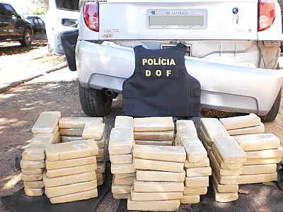 Dupla é flagrada com 68 Kg de maconha, documentos falsos e carro roubado