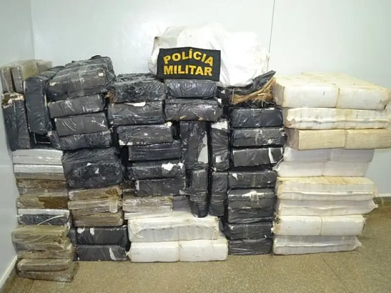 Após perseguição e capotamento, PM prende rapaz com 825 kg de maconha