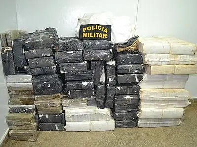 Após perseguição e capotamento, PM prende rapaz com 825 kg de maconha