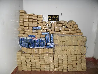 Mais de 300 quilos de maconha são encontrados em carreta