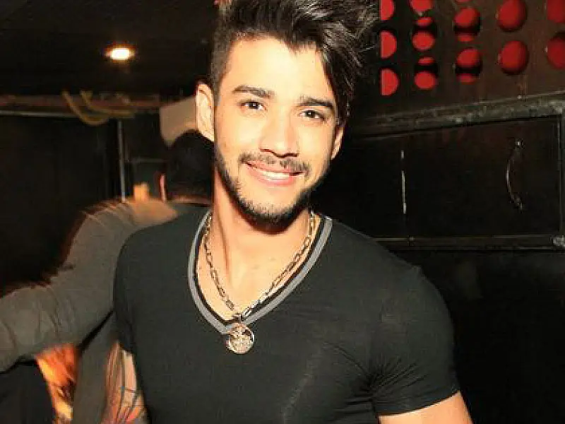 Cantor Gusttavo Lima tenta tirar CNH em Campo Grande