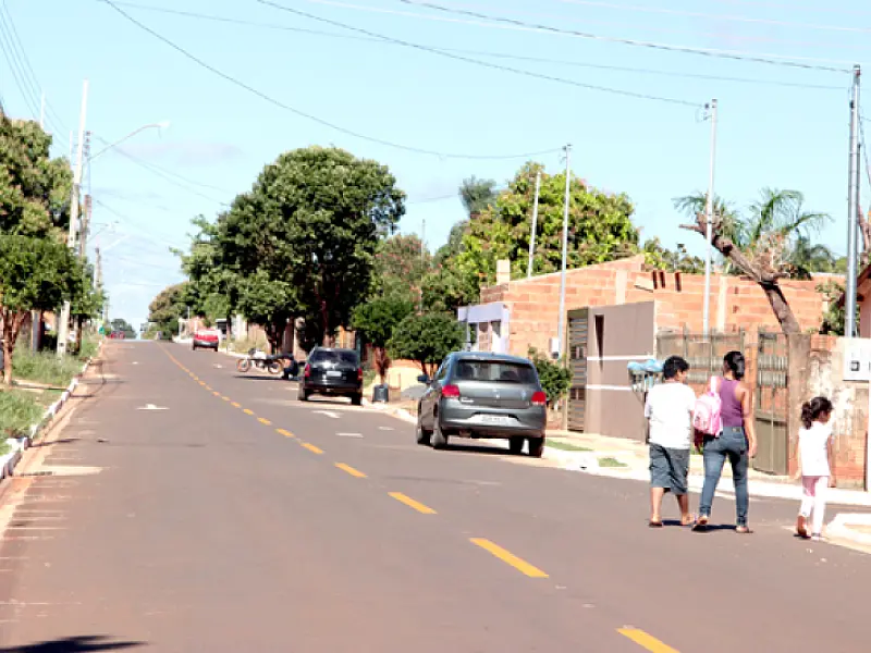 Puccinelli inaugura asfalto e drenagem no Aero Rancho e autoriza licitação para novos trechos