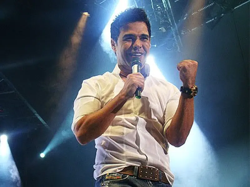 Zezé chora ao cantar sem Luciano em Curitiba