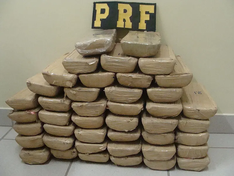 PRF apreende 53 kg de cocaína em caminhonete na BR-259