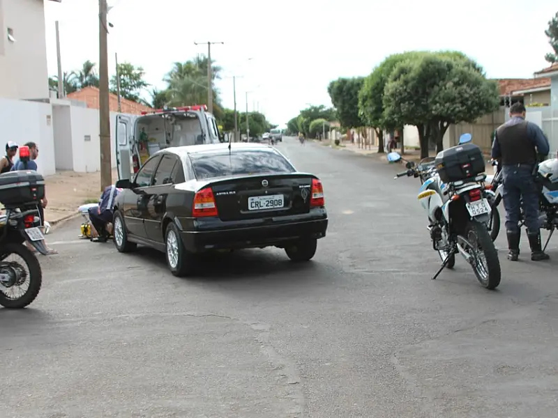 Acidente entre carro e mobilete deixa ferido em Três Lagoas