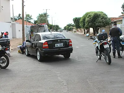 Acidente entre carro e mobilete deixa ferido em Três Lagoas