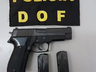 Adolescente é apreendida com arma de fogo dentro de ônibus