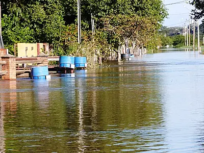 Rio Ivinhema volta encher e castigam moradores