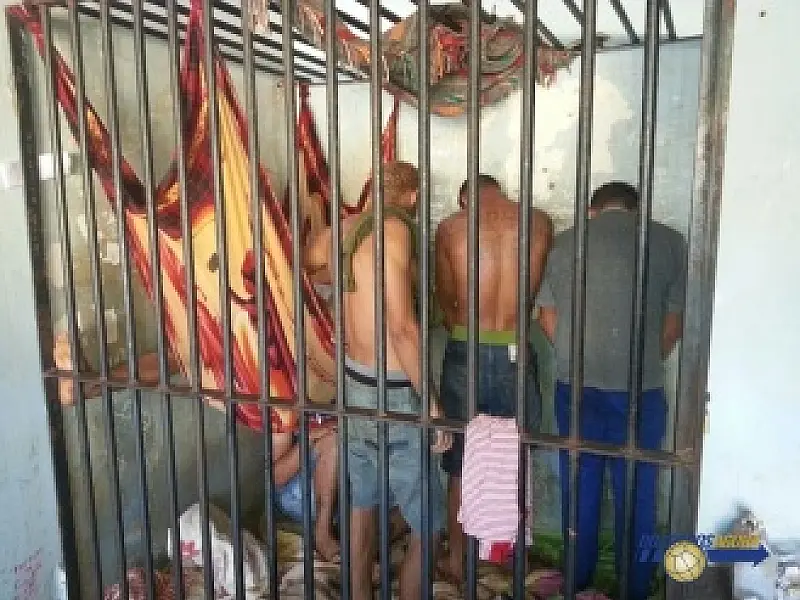 Presos em “jaula" são transferidos para presídio