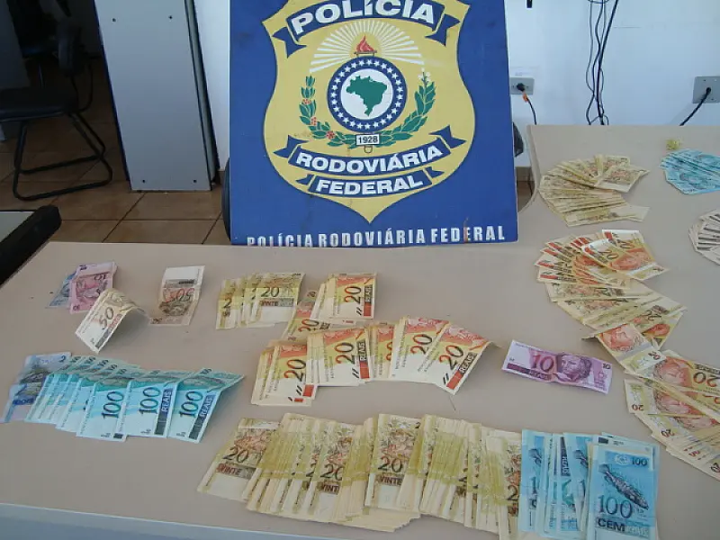 PRF apreende mais de R$ 22 mil reais em cédulas falsas