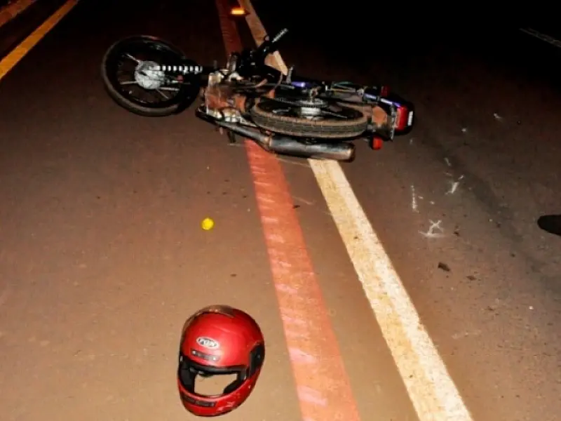 Motociclista fica gravemente ferido ao colidir com caminhonete