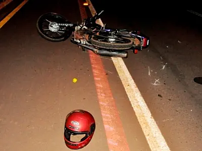 Motociclista fica gravemente ferido ao colidir com caminhonete