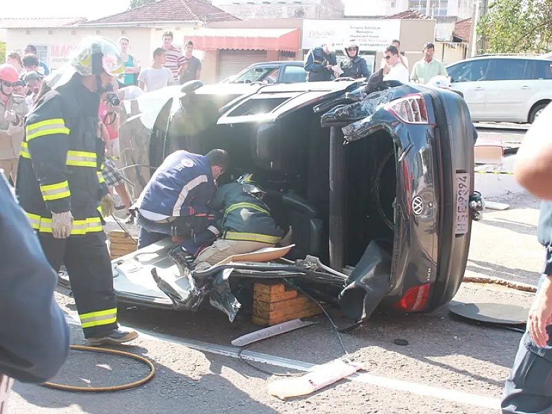 Carro capota na Avenida Mato Grosso e jovem fica preso às ferragens