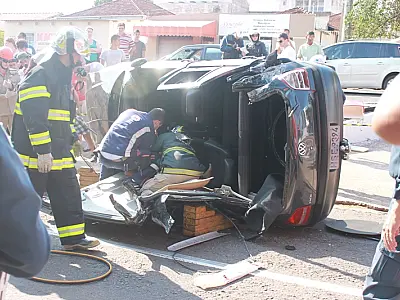 Carro capota na Avenida Mato Grosso e jovem fica preso às ferragens