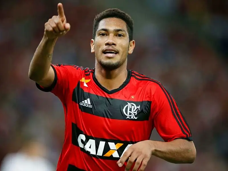 Flamengo aceita oferta da China para negociar o atacante Hernane
