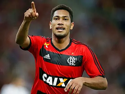 Flamengo aceita oferta da China para negociar o atacante Hernane