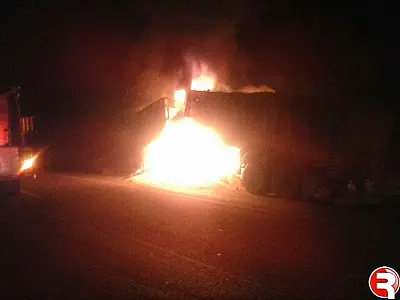 Carreta bitrem pega fogo na BR-163; motorista sai ileso