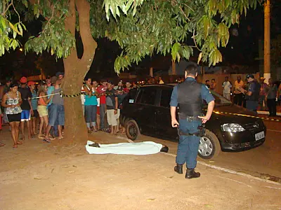 Jovem bate moto em árvore e morre no local
