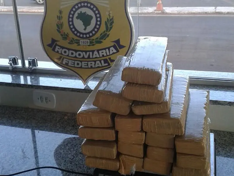 PRF prende homem com maconha em uma bolsa em Ponta Porã