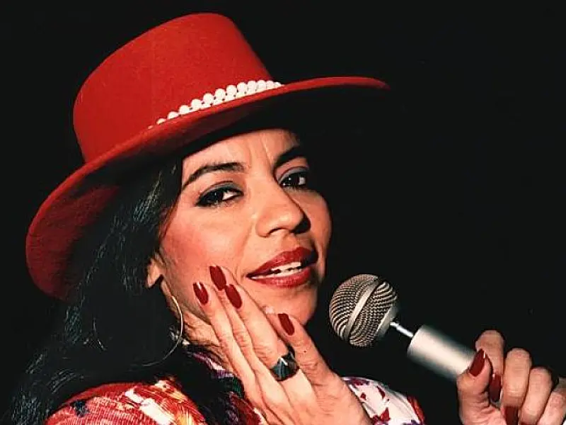 Cantora Perla faz show dia 30 em Dourados