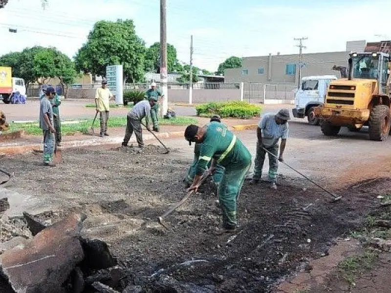 Prefeitura de Dourados ativa semáforos e retira quebra-molas