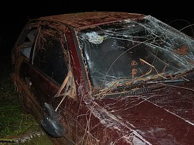 Carro ficou destruído em acidente, mas motorista saiu ileso em Vicentina