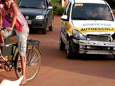 Carro de autoescola se envolve em acidente em rotatória