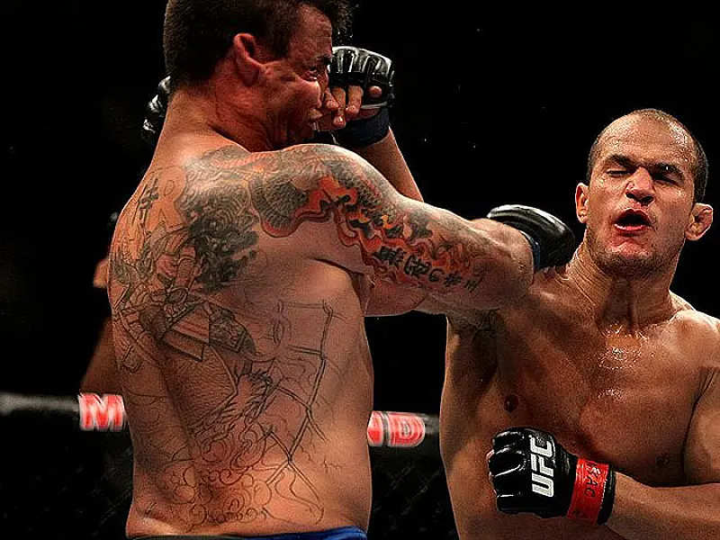 Cigano atropela algoz de Minotauro e segue campeão do UFC