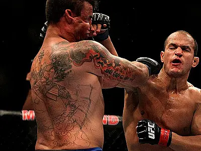 Cigano atropela algoz de Minotauro e segue campeão do UFC