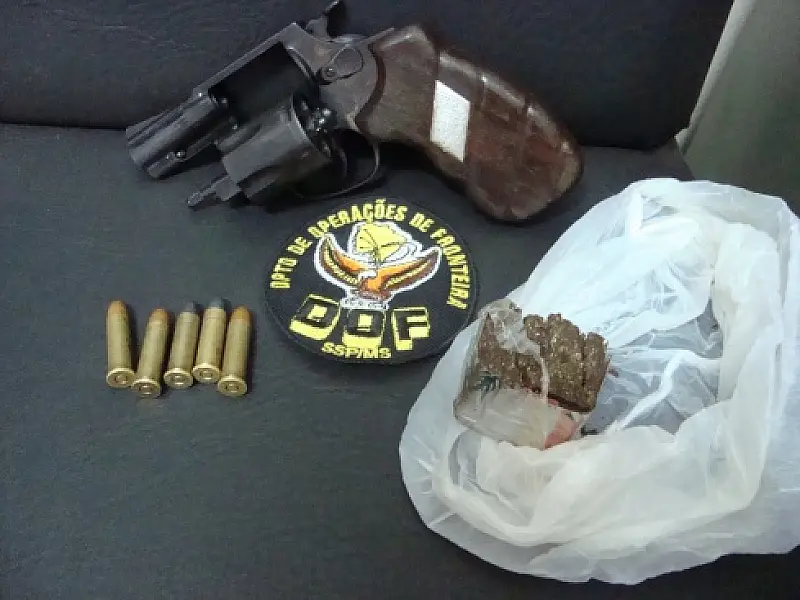 Policiais prendem homem com droga e arma de fogo