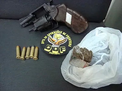 Policiais prendem homem com droga e arma de fogo