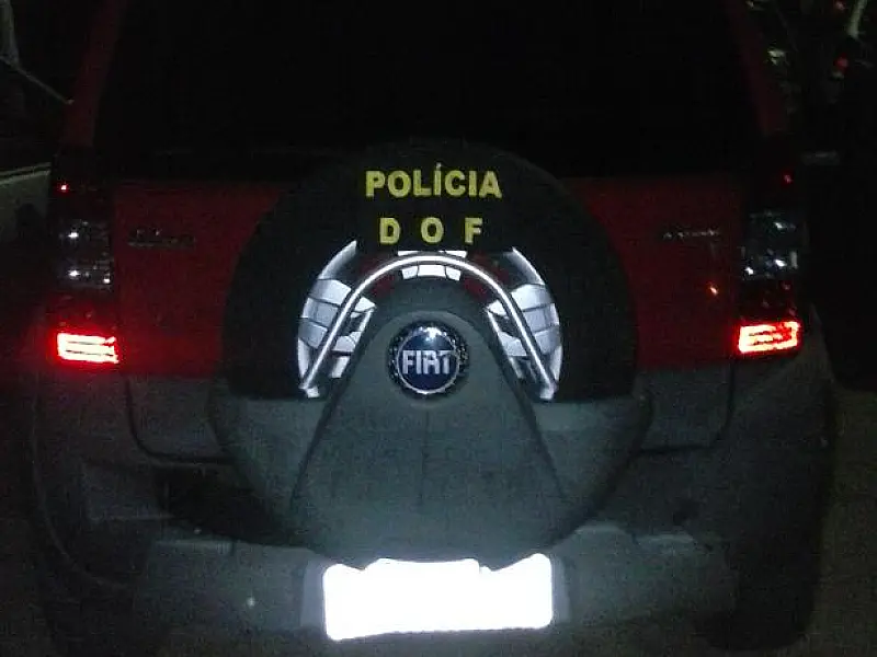 Policiais apreendem 51 quilos de maconha em veículo