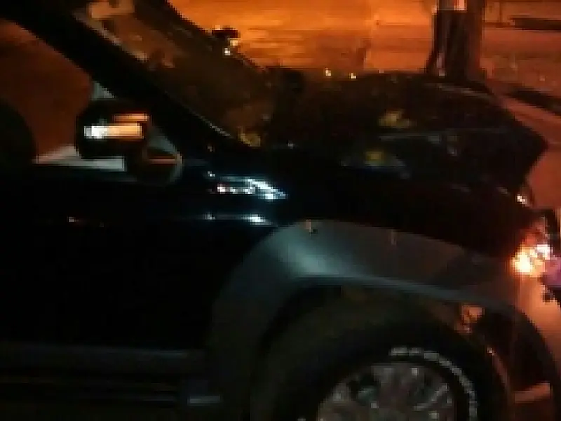 Embriagado bate carro em árvore no centro de Dourados