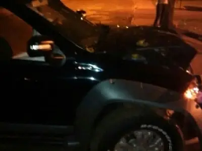 Embriagado bate carro em árvore no centro de Dourados