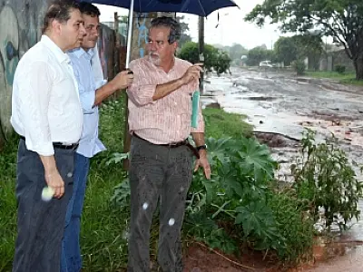 Prefeito Alcides Bernal visita bairros alagados durante chuva para ver situação