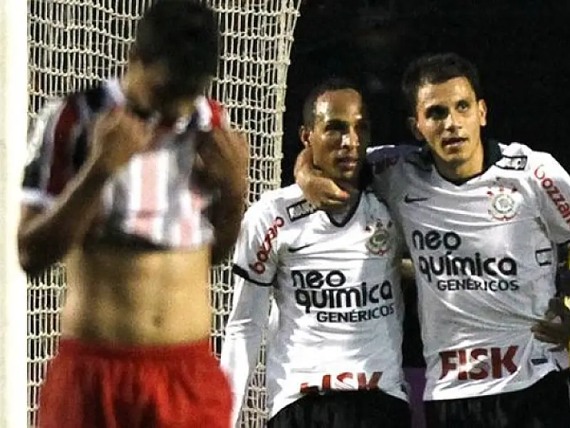 Com show de Liedson, Timão goleia Tricolor