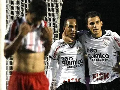 Com show de Liedson, Timão goleia Tricolor