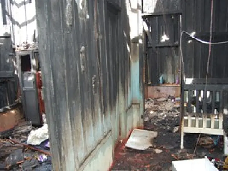 Casa fica destruída em incêndio causado por curto circuito