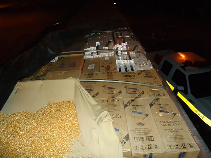 PM apreende uma carreta carregada de cigarros
