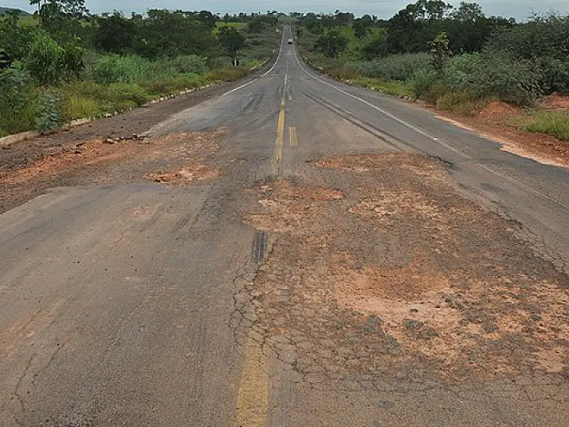 Buracos levam perigo aos usuários da BR-359 entre Coxim e Alcinópolis