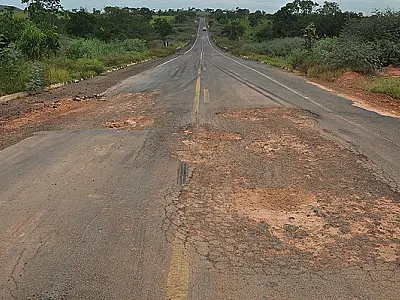 Buracos levam perigo aos usuários da BR-359 entre Coxim e Alcinópolis
