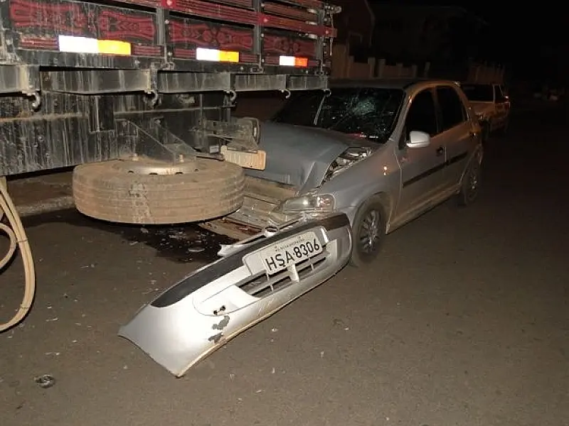 Carro bate em caminhão estacionado em Três Lagoas
