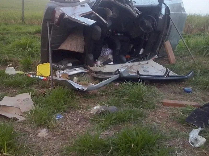 Carro perde o controle e capota em Nova Andradina